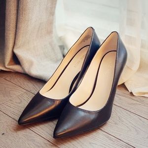 Nine West Black Leather Pumps (Size 7）